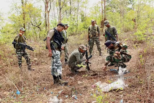 Chhattisgarh: सुकमा में पुलिस और नक्सलियों के बीच मुठभेड़, एक को किया ढेर; सर्च ऑपरेशन जारी